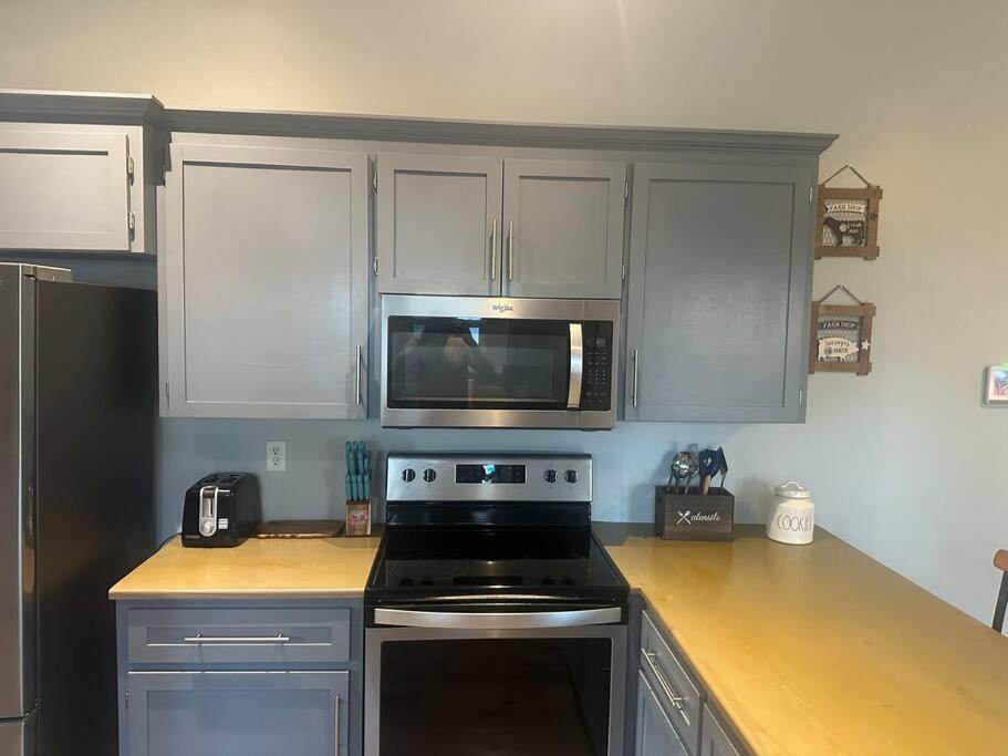 Local With A Side Of Cozy Apartment Enterprise Exterior photo