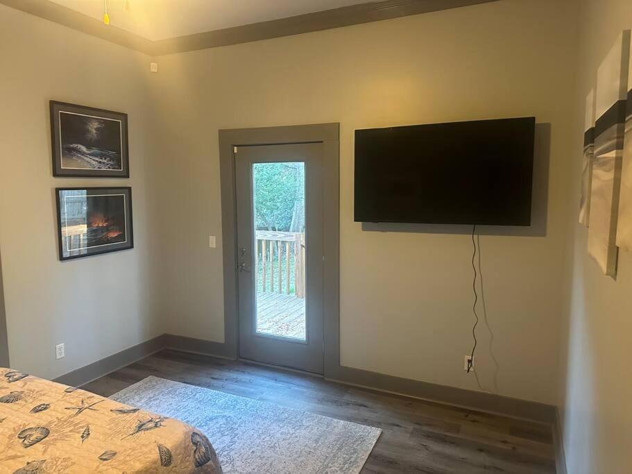 Local With A Side Of Cozy Apartment Enterprise Exterior photo
